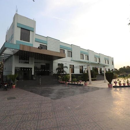 Oyo 33387 Laxmi Lawn And Resort Suite Λάκναου Εξωτερικό φωτογραφία