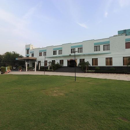 Oyo 33387 Laxmi Lawn And Resort Suite Λάκναου Εξωτερικό φωτογραφία