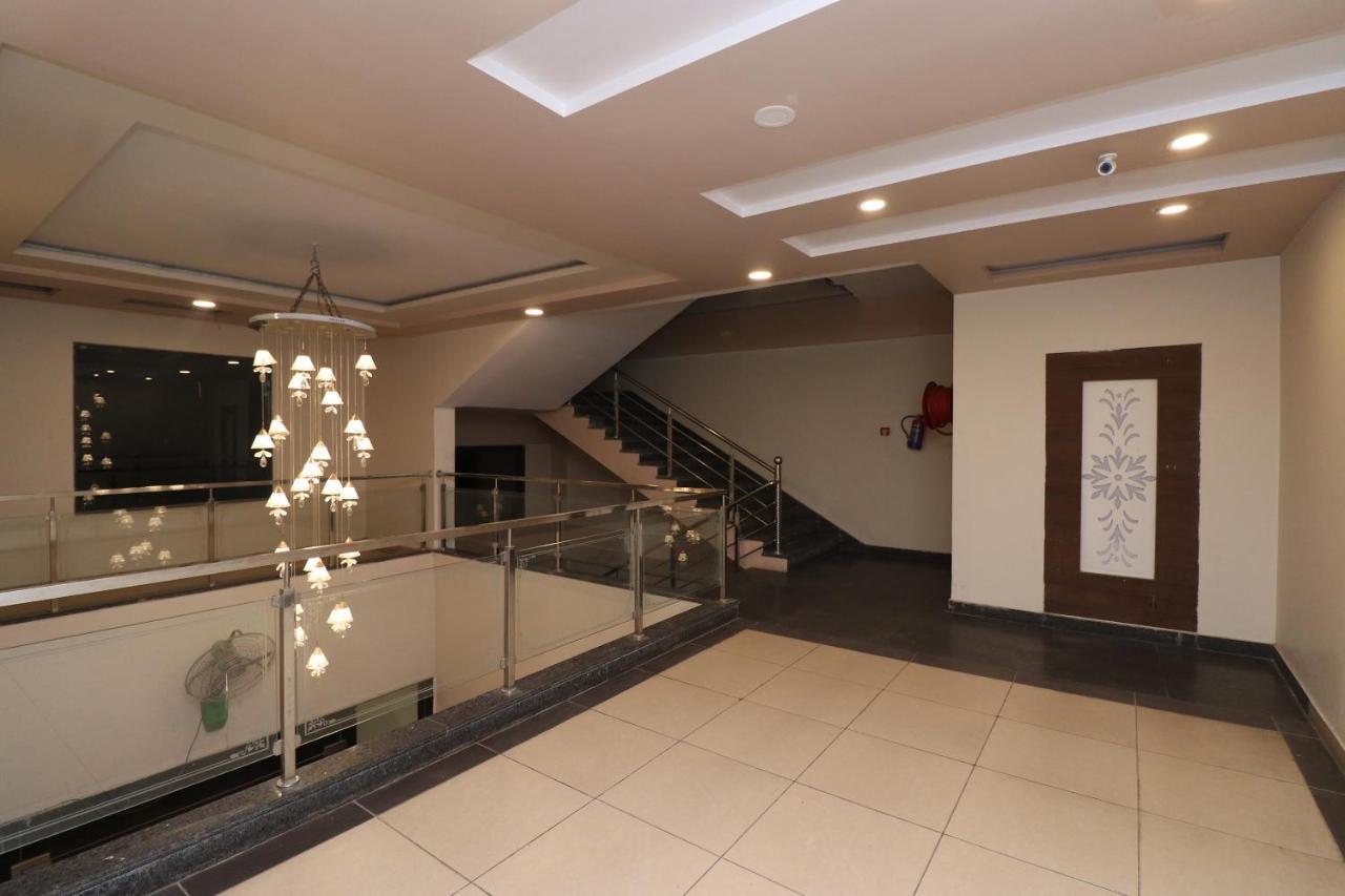 Oyo 33387 Laxmi Lawn And Resort Suite Λάκναου Εξωτερικό φωτογραφία
