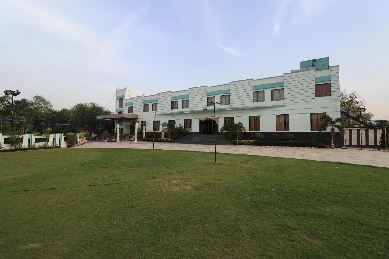 Oyo 33387 Laxmi Lawn And Resort Suite Λάκναου Εξωτερικό φωτογραφία