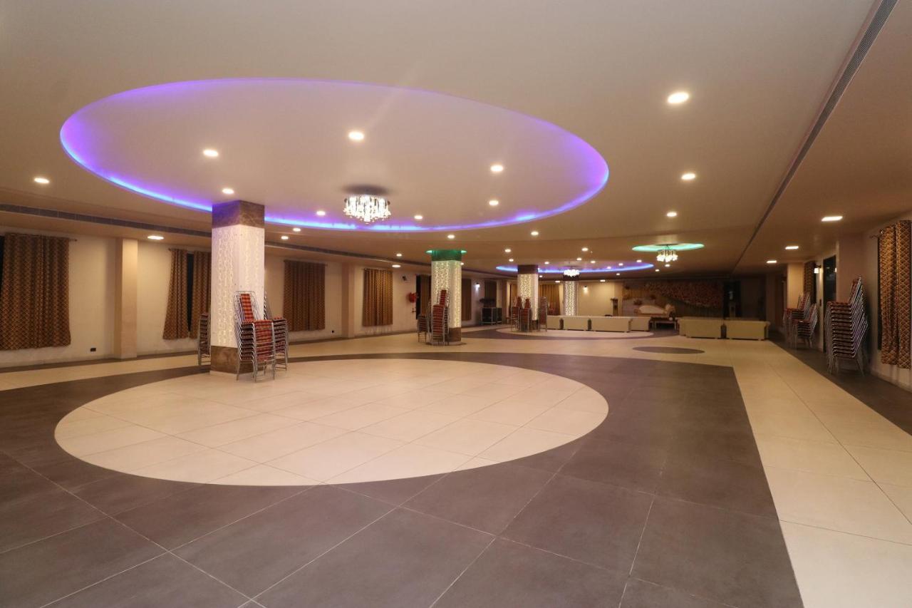 Oyo 33387 Laxmi Lawn And Resort Suite Λάκναου Εξωτερικό φωτογραφία