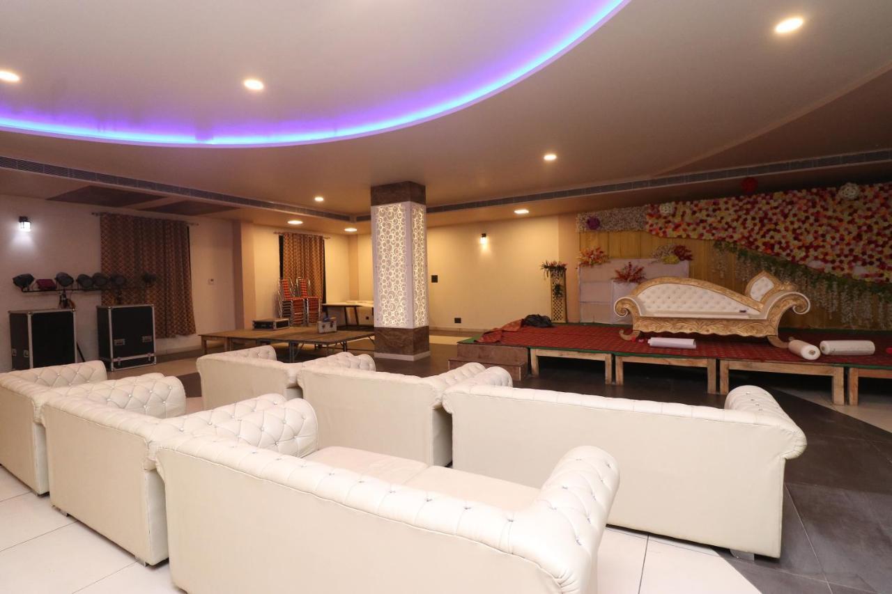 Oyo 33387 Laxmi Lawn And Resort Suite Λάκναου Εξωτερικό φωτογραφία