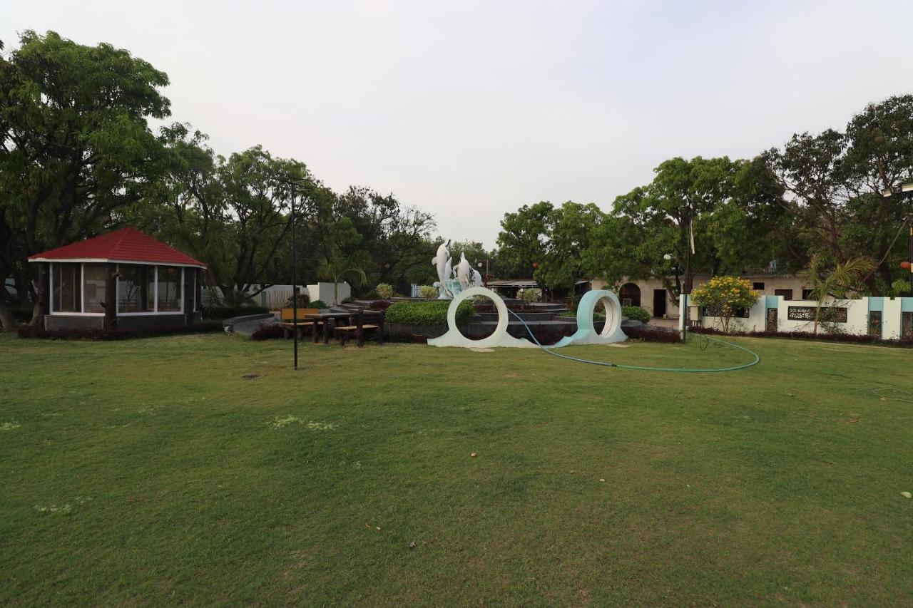 Oyo 33387 Laxmi Lawn And Resort Suite Λάκναου Εξωτερικό φωτογραφία