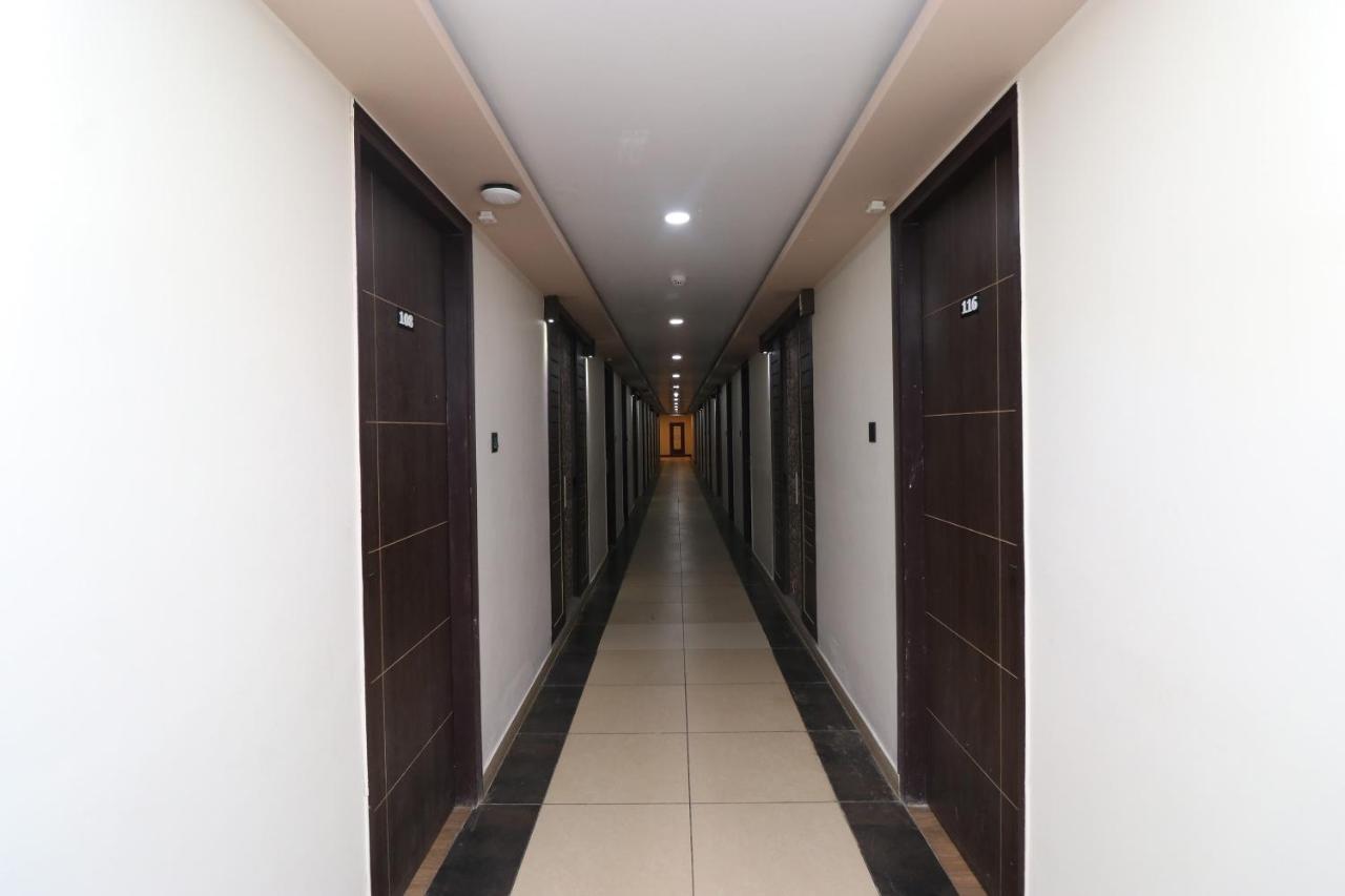 Oyo 33387 Laxmi Lawn And Resort Suite Λάκναου Εξωτερικό φωτογραφία