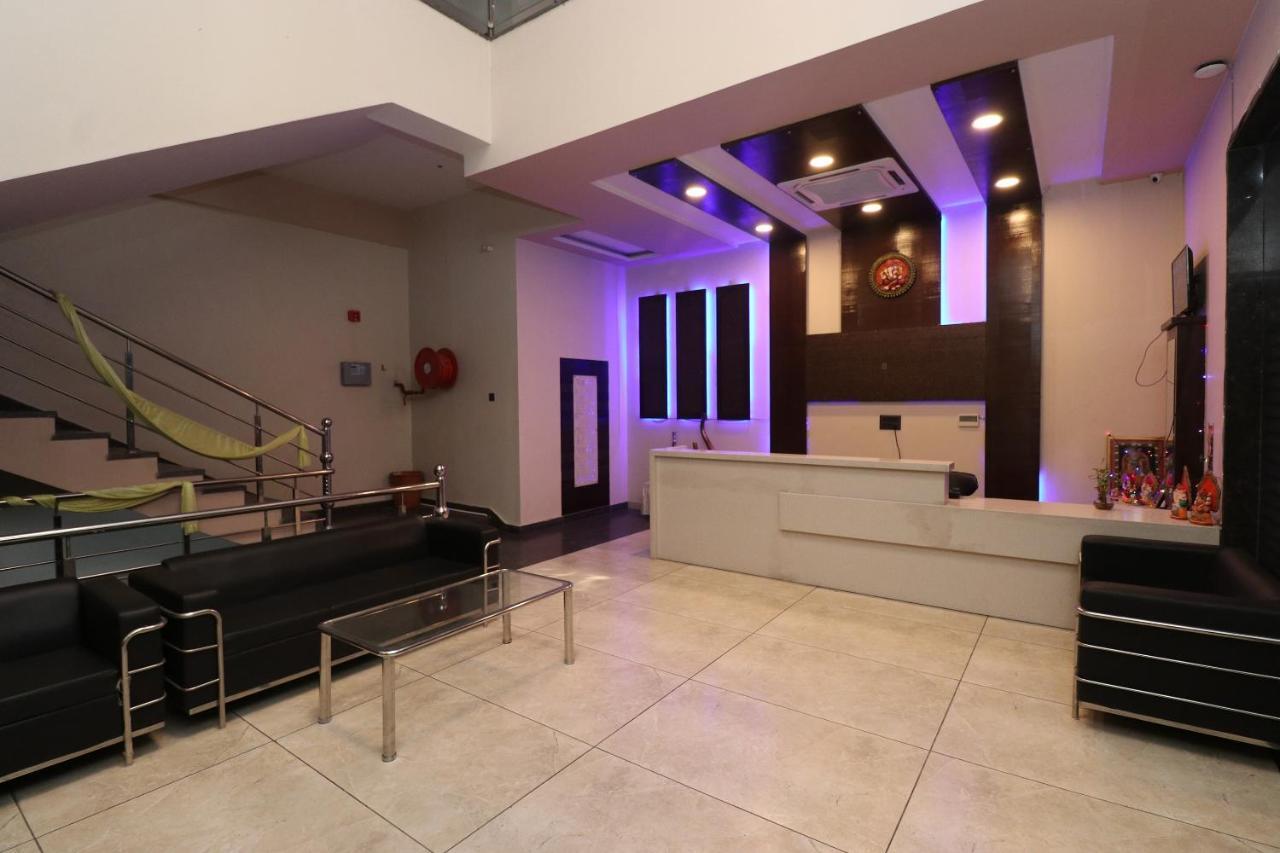 Oyo 33387 Laxmi Lawn And Resort Suite Λάκναου Εξωτερικό φωτογραφία