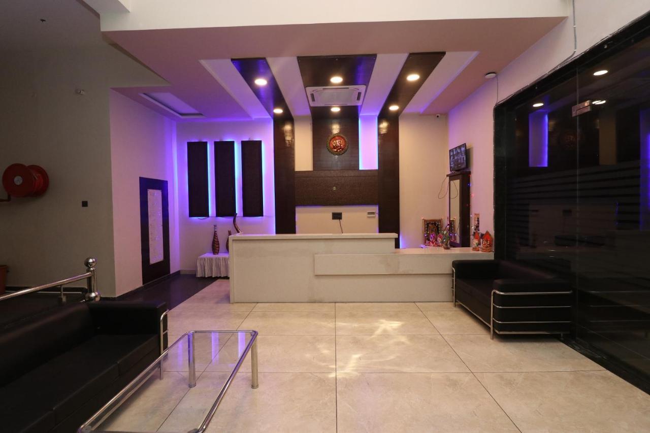 Oyo 33387 Laxmi Lawn And Resort Suite Λάκναου Εξωτερικό φωτογραφία